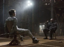 W&auml;hrend in Jack (Tom Cruise, l.) bereits die Saat des Zweifels keimt, will Beech (Morgan Freeman, r.) dem Flugdrohnenmonteur endg&uuml;ltig die wahre Geschichte der Alien Invasion verst&auml;ndlich machen ...