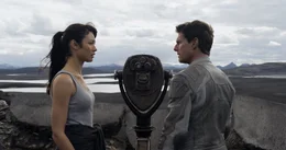 Julia (Olga Kurylenke, l.) versucht, Jacks (Tom Cruise, r.) Erinnerungen an das alte Leben hervorzurufen ...