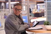 Chicago Med Staffel 10 Folge 12: Er ist auch für das Team da: Oliver Platt als Dr. Daniel Charles, CCH Pounder als Dr. Eleanor Hess Chicago Med Staffel 10 Folge 12: Er ist auch für das Team da: Oliver Platt als Dr. Daniel Charles, CCH Pounder als Dr. Eleanor Hess