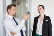 Heike (Katrin H&ouml;ft) ist mit Florian (Bastian Semm) in seinem B&uuml;ro gefangen. Beiden wird klar, dass sie aus dieser Situation nicht so schnell gerettet werden.