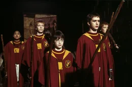 V.l.: Alicia (Leilah Sutherland), Fred Weasley (James Phelps), Harry Potter (Daniel Radcliffe), Oliver Wood (Sean Biggerstaff) und George Weasley (Oliver Phelps) machen sich startklar f&uuml;r das Quidditch-Spiel.