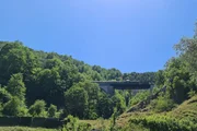 Schlucht ist eins von zehn Viadukten auf der Strecke. Schlucht ist eins von zehn Viadukten auf der Strecke.