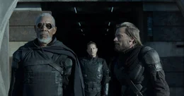 Beech (Morgan Freeman, l.) und seine Mitstreiter Kara (Zoe Bell, M.) und Sykes (Nikolaj Coster-Waldau, r.) werden die Erde nicht kampflos aufgeben ...