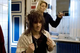 F&uuml;r die neue Karriere: Chris (Jeanette Biedermann, hinten) verpasst dem ruppigen Rockstar Mark (Daniel Wiemer, vorne) eine neue Frisur ...