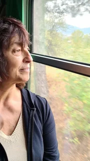 Svetla machte in der bulgarischen Rhodopenbahn bis zu ihrer Pension die An- und Durchsagen. Der Zug hat für sie eine besondere Bedeutung, weshalb sie auch heute noch freiwillig im Bordbistro arbeitet. Svetla machte in der bulgarischen Rhodopenbahn bis zu ihrer Pension die An- und Durchsagen. Der Zug hat für sie eine besondere Bedeutung, weshalb sie auch heute noch freiwillig im Bordbistro arbeitet.