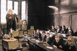 Professor Flitwick (Warwick Davis) unterrichtet im Fach 'Zauberkunst'.