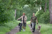 Frank Buchholz (l) ist nach Großefehn geradelt. Dort trifft er Marco Scharf (r), besser bekannt als "der kleine Wilddieb". Der ausgebildete Tierpräparator und passionierte Jäger verarbeitet in seinem Laden Wild aus heimischen Revieren zu besonderen Spezialitäten. Frank Buchholz (l) ist nach Großefehn geradelt. Dort trifft er Marco Scharf (r), besser bekannt als "der kleine Wilddieb". Der ausgebildete Tierpräparator und passionierte Jäger verarbeitet in seinem Laden Wild aus heimischen Revieren zu besonderen Spezialitäten.