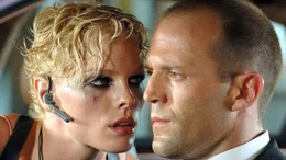 Lola (Kate Nauta) und Frank (Jason Statham)