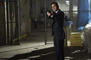 Kim weigert sich, ihre Waffe herunterzunehmen. Martin Fitzgerald (Eric Close) gerät in Bedrängnis ... Kim weigert sich, ihre Waffe herunterzunehmen. Martin Fitzgerald (Eric Close) gerät in Bedrängnis ...