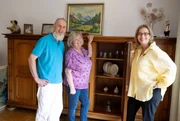 In Iserlohn bei Michael (l, 61) und Elke (M., 70). Die beiden haben in Michaels Elternhaus eine Senioren-WG gegründet und sind zusammengezogen. Was bleibt, was kann weg? Yvonne Willicks (r) zeigt, wie die beiden Ordnung in Schränke und Schubladen bekommen und stellt den beiden ihre 80/20 Regel vor: 80% befüllen, 20% Platz lassen. Im Wohnzimmerschrank scheint es zu funktionieren. In Iserlohn bei Michael (l, 61) und Elke (M., 70). Die beiden haben in Michaels Elternhaus eine Senioren-WG gegründet und sind zusammengezogen. Was bleibt, was kann weg? Yvonne Willicks (r) zeigt, wie die beiden Ordnung in Schränke und Schubladen bekommen und stellt den beiden ihre 80/20 Regel vor: 80% befüllen, 20% Platz lassen. Im Wohnzimmerschrank scheint es zu funktionieren.