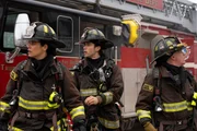 (l-r) Miranda Rae Mayo as Stella Kidd, Brandon Larracuente as Sal Vasquez, David Eigenberg als Christopher Herrmann (l-r) Miranda Rae Mayo as Stella Kidd, Brandon Larracuente as Sal Vasquez, David Eigenberg als Christopher Herrmann
