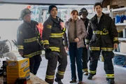 (l-r) David Eigenberg als Christopher Herrmann, Miranda Rae Mayo als Stella Kidd, Dani Pike als Jackie, Leroy Williams III als Ballard, Brandon Larracuente als Sal Vasquez (l-r) David Eigenberg als Christopher Herrmann, Miranda Rae Mayo als Stella Kidd, Dani Pike als Jackie, Leroy Williams III als Ballard, Brandon Larracuente als Sal Vasquez