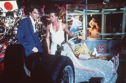 F&uuml;r das Rennen best&uuml;ckt Gerd (Stefan Gebelhoff, l.) Berties (Til Schweiger, r.) Fahrzeug mit einem  Rennaggregat, das den Manta in ein Gescho&szlig; verwandelt.