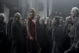 Rose (Radha Mitchell) flieht, als es erneut dunkel wird, in die &ouml;rtliche Kirche, die von einer Gruppe Menschen als Unterschlupf benutzt wird.