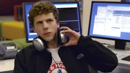 Harvard, 2003: Mark Zuckerberg (Jesse Eisenberg) entwickelt ein soziales Netzwerk f&uuml;r Studenten. "Thefacebook" wird zum riesigen Erfolg und w&auml;chst rasant.; Harvard, 2003: Mark Zuckerberg (Jesse Eisenberg) entwickelt ein soziales Netzwerk f&uuml;r Studenten. &bdquo;Thefacebook&ldquo; wird zum riesigen Erfolg und w&auml;chst rasant.