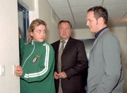 In einer großen Durchsuchungsaktion stoßen Bongartz (Max Gertsch, re.) und Kehler (Wolfgang Bathke, Mi.) auf die Wohnung von Ines Krüger (Katharina Abt). Ist aus ihrem Fenster das Baby geworfen worden? In einer großen Durchsuchungsaktion stoßen Bongartz (Max Gertsch, re.) und Kehler (Wolfgang Bathke, Mi.) auf die Wohnung von Ines Krüger (Katharina Abt). Ist aus ihrem Fenster das Baby geworfen worden?