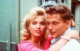 Obwohl seine Freundin, Manta-Braut Uschi (Tina Ruland, l.), ein Kind von ihm erwartet, will Bertie (Til Schweiger, r.) den Manta-Clubs in einem w&uuml;sten Rennen gegen GTI-Fahrern vertreten ...