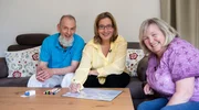 Jede Wohngemeinschaft braucht gute Absprachen. Damit das Zusammenleben harmonisch funktioniert, braucht es meist einen Plan – selbst in einer Senioren-WG. Yvonne Willicks (M.) zeigt Elke (r.) und Michael, wie so etwas aussehen könnte. Jede Wohngemeinschaft braucht gute Absprachen. Damit das Zusammenleben harmonisch funktioniert, braucht es meist einen Plan – selbst in einer Senioren-WG. Yvonne Willicks (M.) zeigt Elke (r.) und Michael, wie so etwas aussehen könnte.