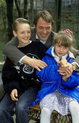 Familienidylle - oder doch nicht? Ernst Hoffmann (Sebastian Koch, M.) mit seinen Kindern Emma (Sophia Dirscherl, r.) und Karl (Dominique Alter, l.) ...; Familienidylle - oder doch nicht? Ernst Hoffmann (Sebastian Koch, M.) mit seinen Kindern Emma (Sophia Dirscherl, r.) und Karl (Dominique Alter, l.) ...