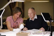 Die Arch&auml;ologin Dr. Ruth Blankenfeldt aus Schleswig untersucht gemeinsam mit dem K&uuml;stenarch&auml;ologen Dr. Dirk Meier &Uuml;berreste eines Kinderskeletts, das in der Warft Tofting gefunden wurde. Wurden in heidnischer Zeit Kultopfer durchgef&uuml;hrt?