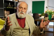 Prof. Dr. Rudolf Simek ist Professor f&uuml;r &Auml;ltere Germanistik mit Einschluss des Nordischen an der Rheinischen Friedrich-Wilhelms-Universit&auml;t Bonn. Simek erkl&auml;rt den Zusammenhang zwischen der Figur der Frau Holle und germanischen G&ouml;ttinnen.