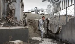 Jack (Tom Cruise) patrouilliert in den Ruinen des Empire State Buildings, um die Sabotage von wichtigen technischen Maschinen zu verhindern ...