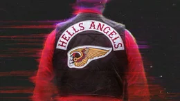 Fr&uuml;her standen die Hells Angels f&uuml;r Motorr&auml;der, Kutten und eine abgeschottete Rockerwelt. Heute pr&auml;sentieren sie sich als Influencer mit Macht, Reichtum und einem Luxusleben. Eine neue Generation nutzt Social Media, um Mitglieder anzuwerben und Geld zu verdienen, doch das kriminelle Erbe bleibt bestehen. Die Dokumentation zeigt, wie der Club auf alten, brutalen Strukturen aufbaut und gleichzeitig eine schillernde, digitale Fassade zeigt. Erpressung, Gewalt und organisierte Verbrechen sind Teil ihrer dunklen Seite.
