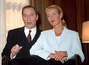 Oberstaatsanwalt Lotze (Henry van Lyck) und Staatsanwältin Glaser (Britta Schmeling) hören den Ausführungen der Kommissare zu, die ihre Einschätzung zu dem Fall vortragen. Oberstaatsanwalt Lotze (Henry van Lyck) und Staatsanwältin Glaser (Britta Schmeling) hören den Ausführungen der Kommissare zu, die ihre Einschätzung zu dem Fall vortragen.