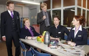 Philip (Philipp Romann, M.) erhöht den Druck auf die Belegschaft: Carlo Pisani (Mathias Kahler-Polagnoli, l.), Paula Gabran (Regine Hentschel, 2.v.l.), Toni Montana (Ron Holzschuh, 2.v.r.), Manu Berlett (Marie Zielcke, r.) Philip (Philipp Romann, M.) erhöht den Druck auf die Belegschaft: Carlo Pisani (Mathias Kahler-Polagnoli, l.), Paula Gabran (Regine Hentschel, 2.v.l.), Toni Montana (Ron Holzschuh, 2.v.r.), Manu Berlett (Marie Zielcke, r.)