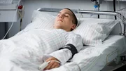 Leo (Tim Oliver Schultz) ist nach seinem Zusammenbruch da, wo er nie wieder sein wollte: im Krankenhaus. Leo (Tim Oliver Schultz) ist nach seinem Zusammenbruch da, wo er nie wieder sein wollte: im Krankenhaus.