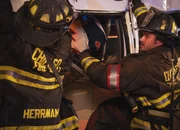 Chicago Fire Professionelle Höflichkeit - Professional Courtesy Staffel 1, Episode 3 Dramatische Bergung : Taylor Kinney als Kelly Severide Chicago Fire Professionelle Höflichkeit - Professional Courtesy Staffel 1, Episode 3 Dramatische Bergung : Taylor Kinney als Kelly Severide