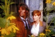 MacGyver (Richard Dean Anderson, l.) und Zoe (Lise Cutter, r.) sind auf der Flucht. MacGyver (Richard Dean Anderson, l.) und Zoe (Lise Cutter, r.) sind auf der Flucht.