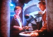 MacGyver (Richard Dean Anderson, r.) und Zoe (Lise Cutter) stehen vor der mittelalterlichen Abtei, die jetzt ein Museum für Folterwerkzeuge beherbergt. MacGyver (Richard Dean Anderson, r.) und Zoe (Lise Cutter) stehen vor der mittelalterlichen Abtei, die jetzt ein Museum für Folterwerkzeuge beherbergt.