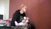 Die 19-j&auml;hrige Cindy muss sie sich an strenge Auflagen halten. Unter anderem soll die junge Mama beweisen, dass sie den Haushalt, vor allem in Punkto Sauberkeit, f&uuml;hren kann..