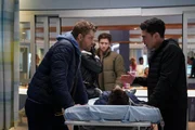 Chicago Med Staffel 10 Folge 18 Ein Junge mit Schlangenbiss wird eingeliefert: Luke Mitchell als Dr. Mitch Ripley, Darren Barnet als Dr. John Frost Chicago Med Staffel 10 Folge 18 Ein Junge mit Schlangenbiss wird eingeliefert: Luke Mitchell als Dr. Mitch Ripley, Darren Barnet als Dr. John Frost
