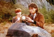 Zoe (Lise Cutter, l.) beobachtet, wie MacGyver (Richard Dean Anderson, r.) Dianes Spiegel auf die Sonne ausrichtet. Zoe (Lise Cutter, l.) beobachtet, wie MacGyver (Richard Dean Anderson, r.) Dianes Spiegel auf die Sonne ausrichtet.