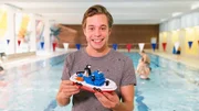 Um dieses kleine Boot geht es diesmal. Checker Tobi muss es zum Kentern bringen, ohne es zu berühren. Um dieses kleine Boot geht es diesmal. Checker Tobi muss es zum Kentern bringen, ohne es zu berühren.