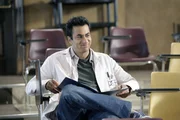 Dr. Lawrence Kutner (Kal Penn) legt die Ergebnisse seiner Untersuchungen vor. Dr. Lawrence Kutner (Kal Penn) legt die Ergebnisse seiner Untersuchungen vor.