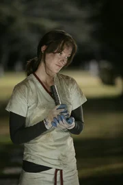 Für den Job in House' Team schleicht sich Bewerberin Nr. 13 (Olivia Wilde) sogar nachts auf den Friedhof, um eine Leiche auszugraben ... Für den Job in House' Team schleicht sich Bewerberin Nr. 13 (Olivia Wilde) sogar nachts auf den Friedhof, um eine Leiche auszugraben ...