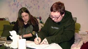Lausi (34, re.) muss noch Formulare f&uuml;r das Jobcenter ausf&uuml;llen. Foto, li.: Freundin Chrissy