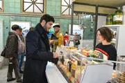 (v.l.n.r.) Tarek (Varol Sahin); Jenni (Anna Mennicken) (v.l.n.r.) Tarek (Varol Sahin); Jenni (Anna Mennicken)