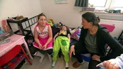 In Bremen laufen bei Natascha (38) die letzten Vorbereitungen für Fasching. Die Kostüme für ihre drei Kinder liegen bereit, doch bei Tochter Nala (10) wird schnell klar: Gefallen ist nicht dasselbe wie passen.. In Bremen laufen bei Natascha (38) die letzten Vorbereitungen für Fasching. Die Kostüme für ihre drei Kinder liegen bereit, doch bei Tochter Nala (10) wird schnell klar: Gefallen ist nicht dasselbe wie passen..