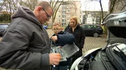 Bei Mike (47) und Farina (39) gibt es endlich einen kleinen Grund zur Erleichterung: Die neue Batterie für Farinas Auto ist da. Jetzt muss Mike sie nur noch richtig einbauen. Gemeinsam mit Sohn Jonas (10) macht er sich an die Arbeit. Bei Mike (47) und Farina (39) gibt es endlich einen kleinen Grund zur Erleichterung: Die neue Batterie für Farinas Auto ist da. Jetzt muss Mike sie nur noch richtig einbauen. Gemeinsam mit Sohn Jonas (10) macht er sich an die Arbeit.