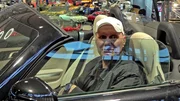 Elvis‘ Leidenschaft sind Autos und in Stuttgart finden die „Retro Classics“ statt. Das schreit nach einem Ausflug. Dabei sind auch seine Freunde Torsten und Kuki. Zu dritt geht es los und kaum betritt das Trio die Messehallen, kommt es aus dem Schwärmen kaum mehr heraus. Elvis‘ Leidenschaft sind Autos und in Stuttgart finden die „Retro Classics“ statt. Das schreit nach einem Ausflug. Dabei sind auch seine Freunde Torsten und Kuki. Zu dritt geht es los und kaum betritt das Trio die Messehallen, kommt es aus dem Schwärmen kaum mehr heraus.