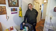 Sabrina (42) hat vor&uuml;bergehend Zuflucht bei Wilfried (85) gefunden, w&auml;hrend er in der Reha ist. Gleichzeitig w&auml;chst der Druck wegen des eskalierenden Streits mit ihrem Vermieter.