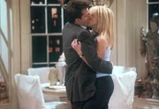 Caitlin (Heather Locklear, r.) gesteht Charlie (Charlie Sheen, l.), dass sie interessiert w&auml;re, mit ihm auszugehen. An ihrem ersten Date landen die beiden im Bett ...
