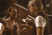 Murdoc (Michael des Barres, l.) erklärt MacGyver (Richard Dean Anderson, r.), dass er aus der Terror-Organisation ausgestiegen ist. Murdoc (Michael des Barres, l.) erklärt MacGyver (Richard Dean Anderson, r.), dass er aus der Terror-Organisation ausgestiegen ist.