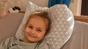 Annabelle muss die meiste Zeit im Bett liegen. Seit einer Corona-Infektion ist sie dauerhaft krank. Annabelle muss die meiste Zeit im Bett liegen. Seit einer Corona-Infektion ist sie dauerhaft krank.