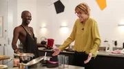 Moderatorin Bettina B&ouml;ttinger (r) mit ihrem Gast Papis Loveday.