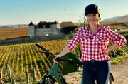 SWR WUNDERSCHÖN! BURGUND IM HERBST - AUSZEIT FÜR GENIESSER. Judith Rakers geht auf eine kulinarische Entdeckungstour im Burgund, inmitten malerischer Landschaft mit charmanten Dörfern und mittelalterlichen Städten. SWR WUNDERSCHÖN! BURGUND IM HERBST - AUSZEIT FÜR GENIESSER. Judith Rakers geht auf eine kulinarische Entdeckungstour im Burgund, inmitten malerischer Landschaft mit charmanten Dörfern und mittelalterlichen Städten.